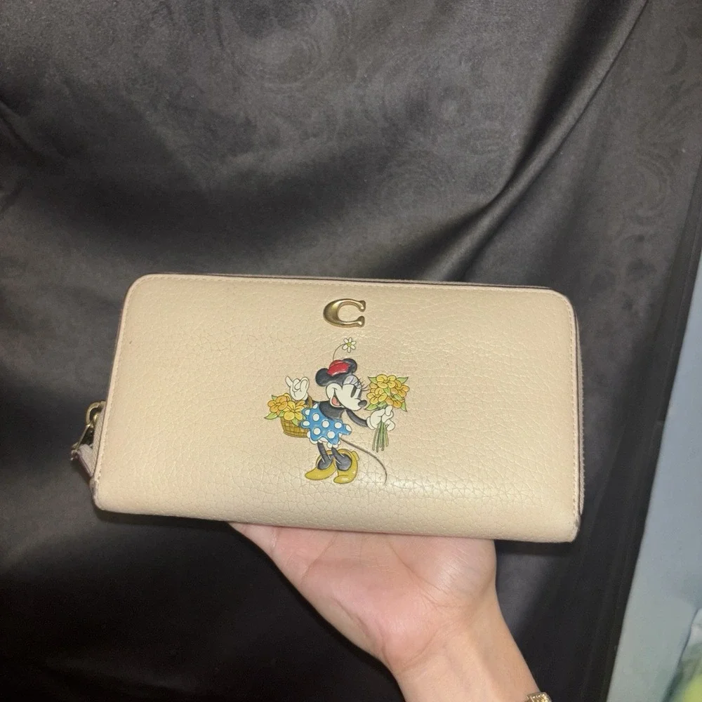 Used Disney Coach Accordion Zip Wallet Minnie Mouse Rare Beige